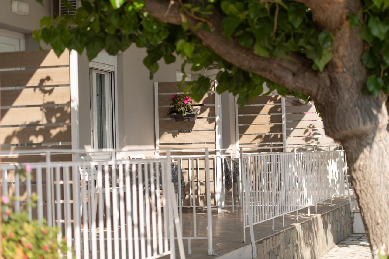 Moukas Seaside Apartments Romantico Selianitika Exterior photo