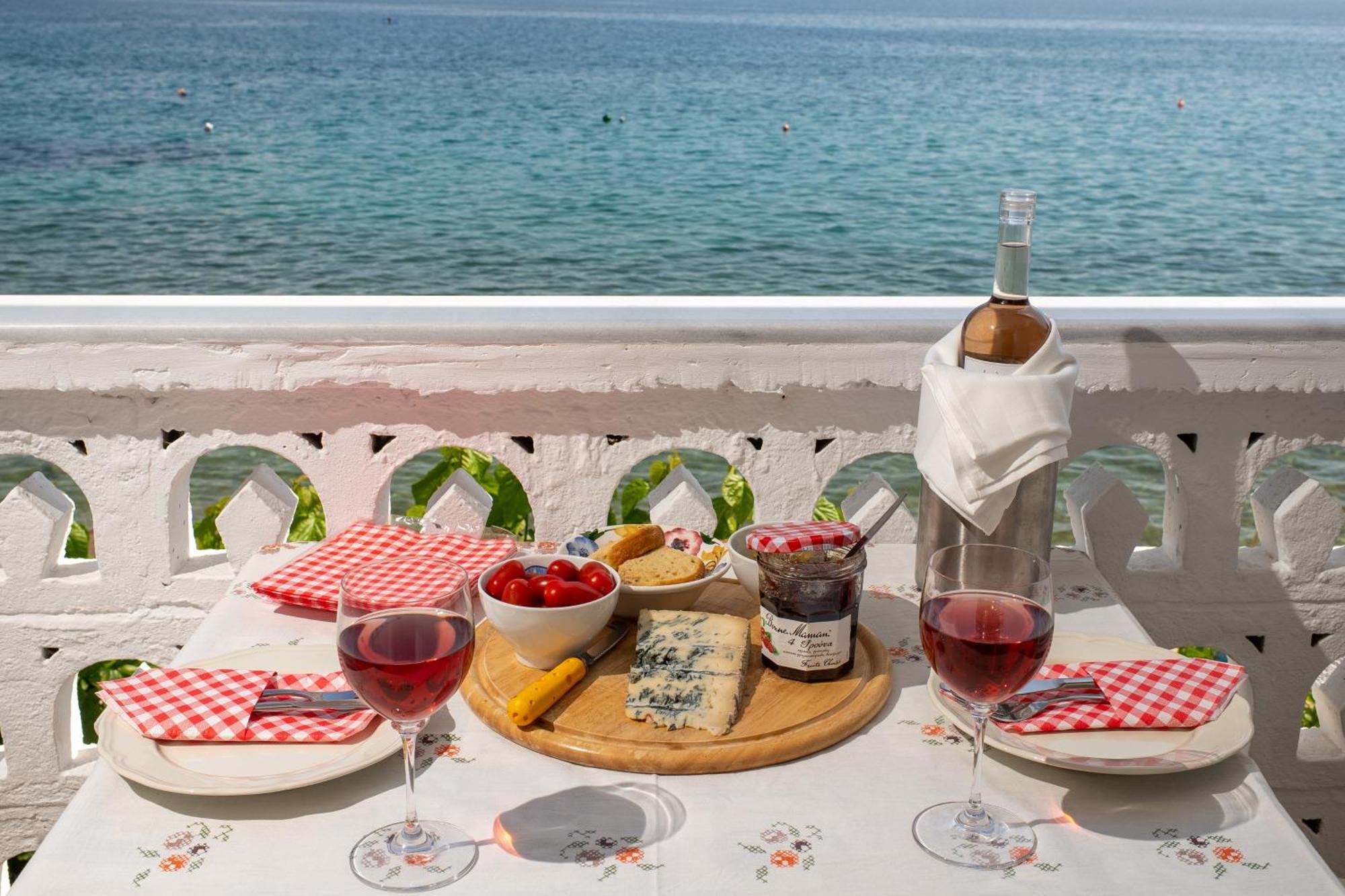 Moukas Seaside Apartments Romantico Selianitika Exterior photo